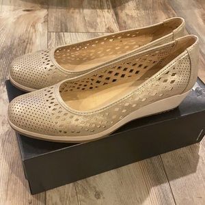 Naturalizer new wedge light gold